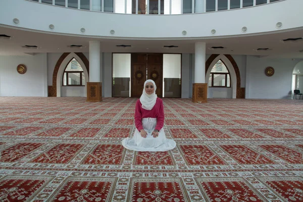 Muslimsk kvinna som ber i moskén — Stockfoto