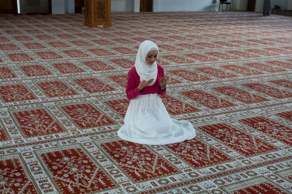 Müslüman kadın camide namaz kılıyor.