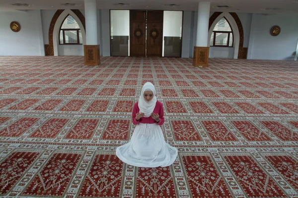 Mulher muçulmana orando na mesquita — Fotografia de Stock