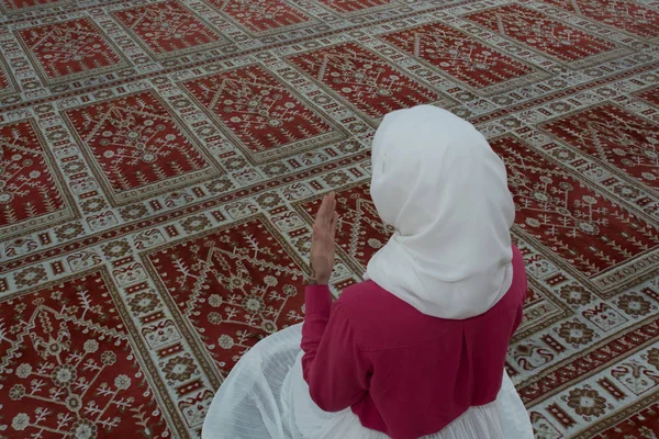 Müslüman kadın camide namaz kılıyor.