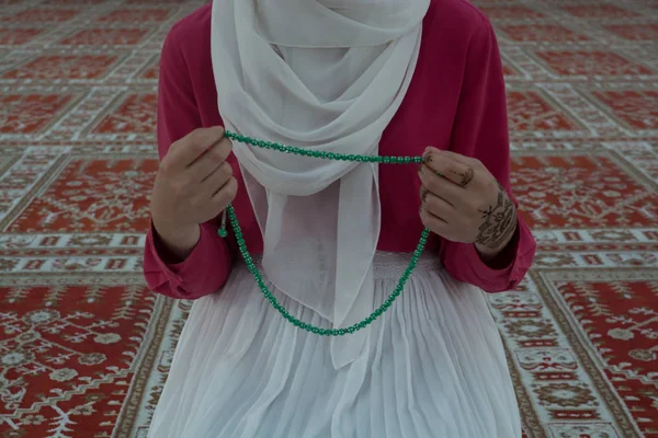 Muslim woman praying in Mosque — Stock Photo, Image