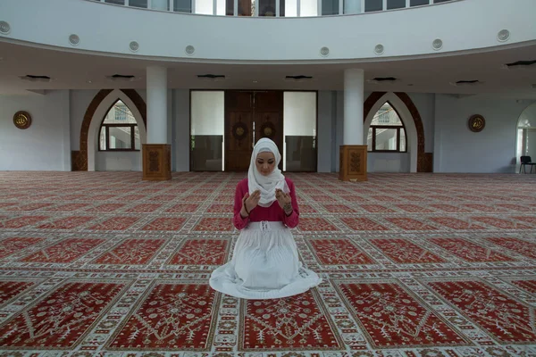 Müslüman kadın camide namaz kılıyor.