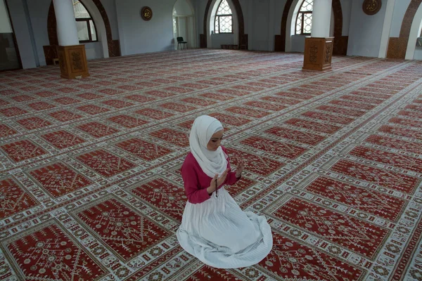 Müslüman kadın camide namaz kılıyor.