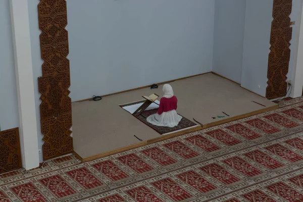 Mujer musulmana en la mezquita leyendo Corán — Foto de Stock