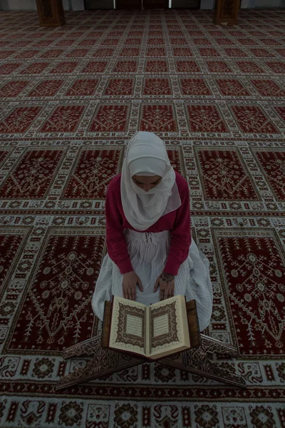 Muslimsk kvinna i moskén läsa Koranen — Stockfoto