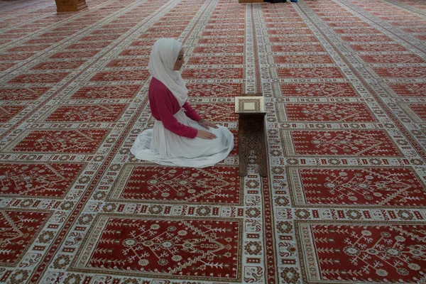 Wanita muslim di masjid membaca Quran — Stok Foto