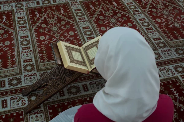 Mujer musulmana en la mezquita leyendo Corán —  Fotos de Stock