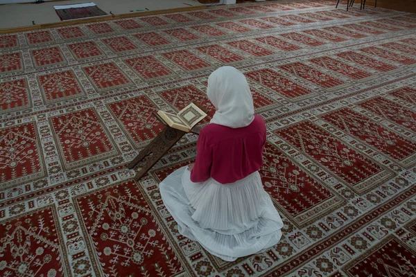 Mulher muçulmana na mesquita leitura Alcorão — Fotografia de Stock