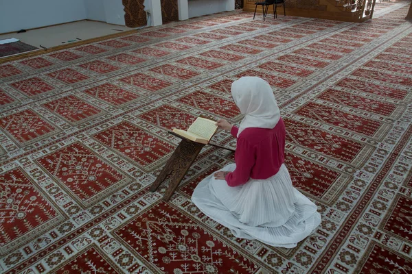 Femme musulmane dans une mosquée lisant le Coran — Photo