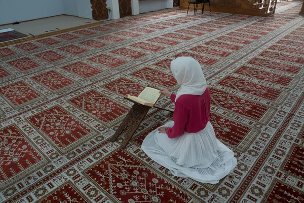 Cami okuma Kur'an Müslüman kadın