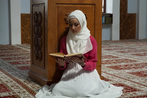 Cami okuma Kur'an Müslüman kadın