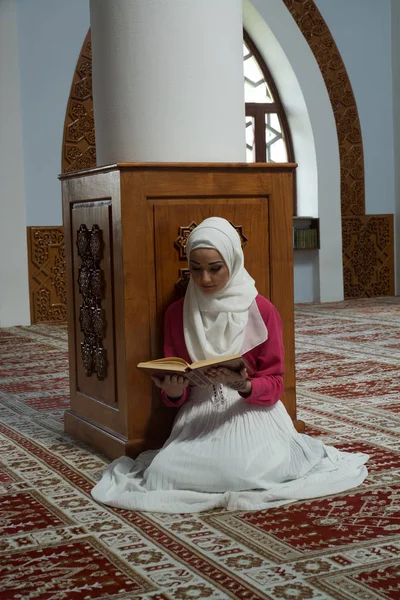 Cami okuma Kur'an Müslüman kadın