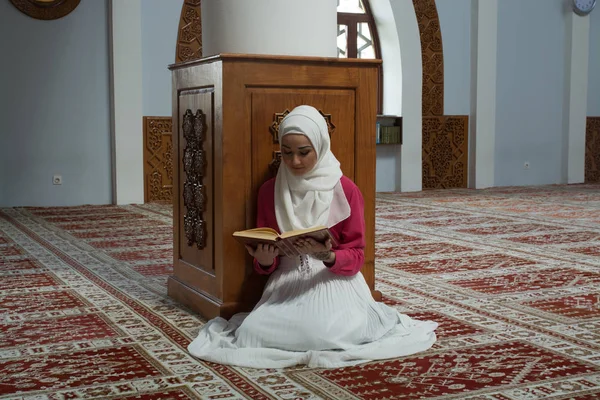 Mulher muçulmana na mesquita leitura Alcorão — Fotografia de Stock