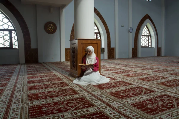 Mulher muçulmana na mesquita leitura Alcorão — Fotografia de Stock