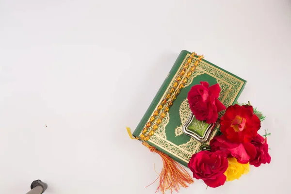 Koran with rosary and flowers isolated on white background — Stock Photo, Image