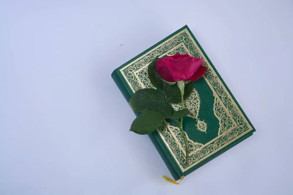Коран с четками и цветами изолированы на белом фоне Стоковая Картинка