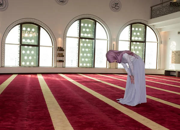 Jovem garota muçulmana orando — Fotografia de Stock