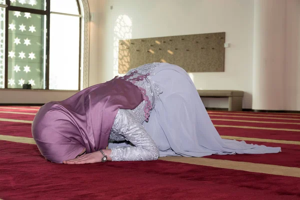 Gadis Muslim muda Berdoa — Stok Foto