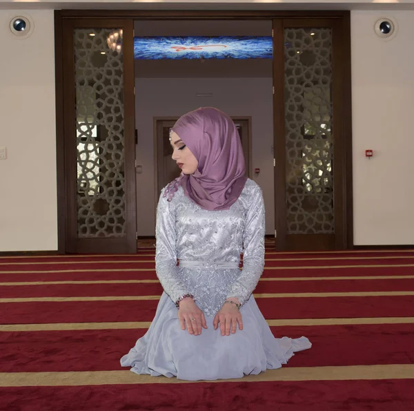 Fiatal muszlim lány imádkozott — Stock Fotó