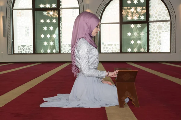 Genç Müslüman kız Kur'an okuma — Stok fotoğraf