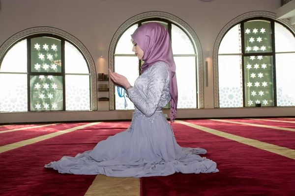 Jovem garota muçulmana orando — Fotografia de Stock