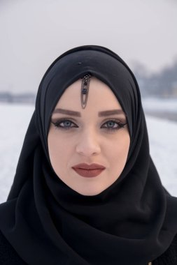 Harika mavi gözlü kadın