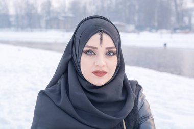 Harika mavi gözlü kadın