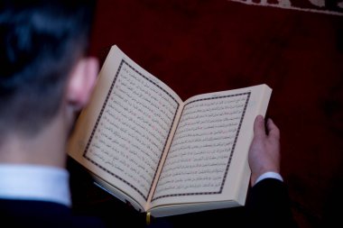 Genç Müslüman erkek Kur'an okuma