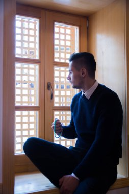 Genç Müslüman adam dua ediyor.