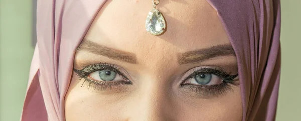 Woman with amazing blue eyes — Stock Photo, Image