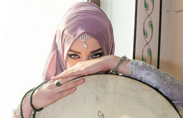 Harika mavi gözlü kadın