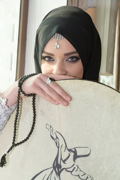 Krásná Muslimská žena s modrýma očima — Stock fotografie