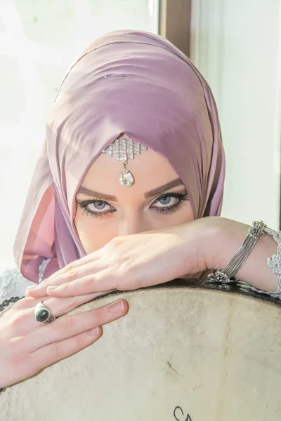 Krásná Muslimská žena s modrýma očima — Stock fotografie