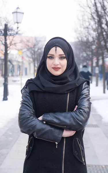 Vrouw met prachtige blauwe ogen — Stockfoto