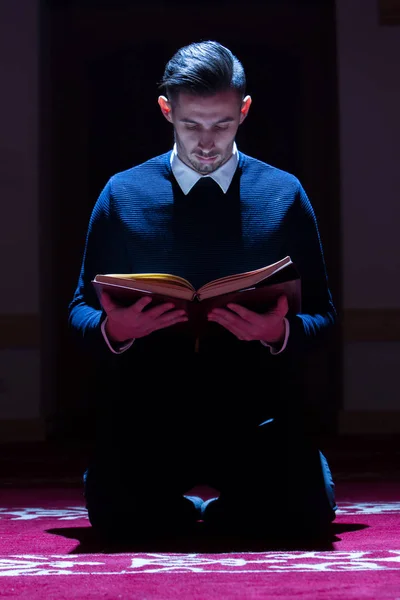 Fiatal férfi a korán olvasás — Stock Fotó