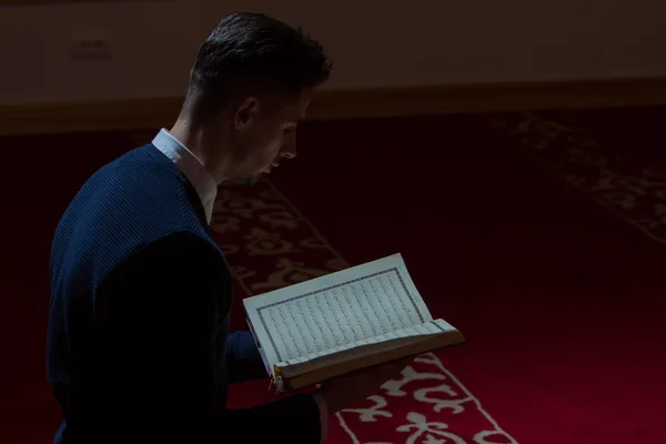 Joven musulmán leyendo coran — Foto de Stock