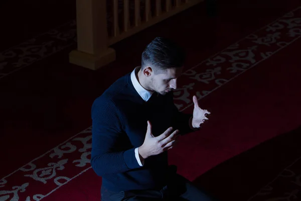 Genç Müslüman adam dua ediyor.