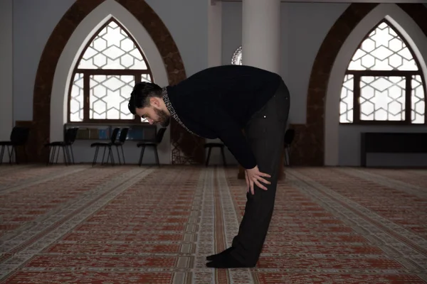 Мусульмане молятся в мечети — стоковое фото