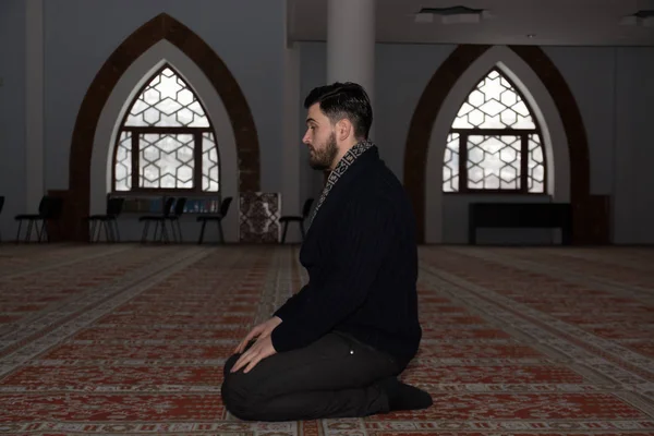 Homem muçulmano reza na mesquita — Fotografia de Stock