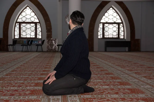 Müslüman erkekte dua cami — Stok fotoğraf