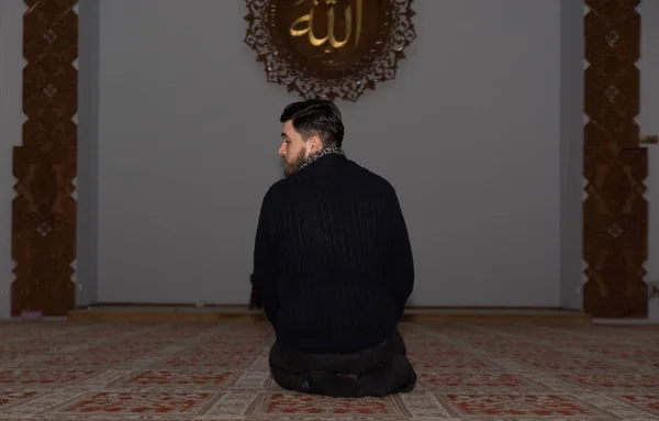 Homem muçulmano reza na mesquita — Fotografia de Stock