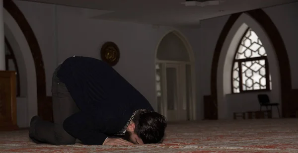 Fiatal muszlim férfi imádkozik — Stock Fotó
