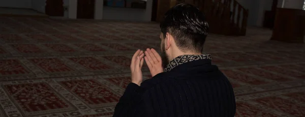 Junger muslimischer Mann betet — Stockfoto