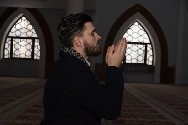 Jeune homme musulman priant — Photo