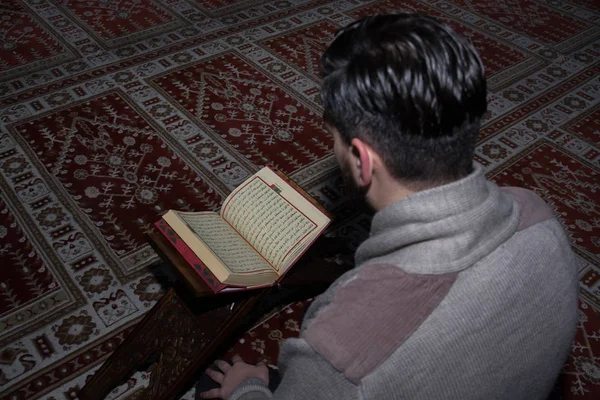 Junger muslimischer Mann liest Koran — Stockfoto