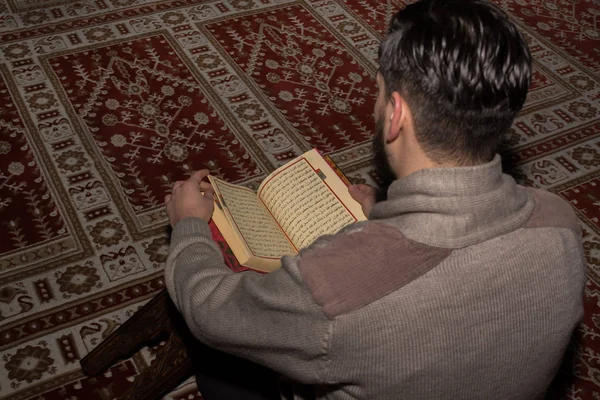 Junger muslimischer Mann liest Koran — Stockfoto