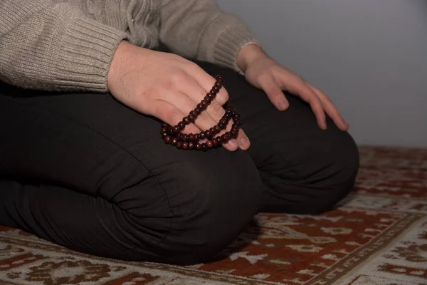 Genç Müslüman adam dua ediyor. — Stok fotoğraf