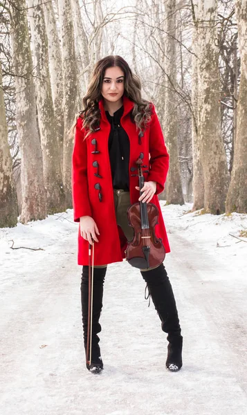 Kadınla poz ve oyun violine