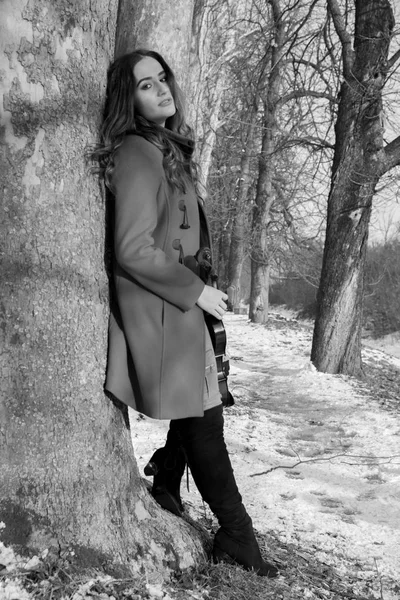 Kadınla poz ve oyun violine