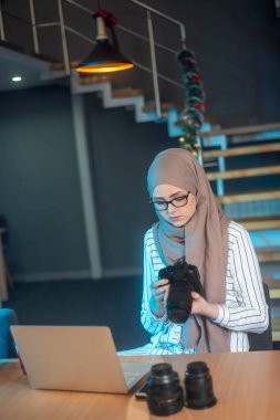 Kolaj için fotoğraf konusunda tesettürlü Müslüman kız